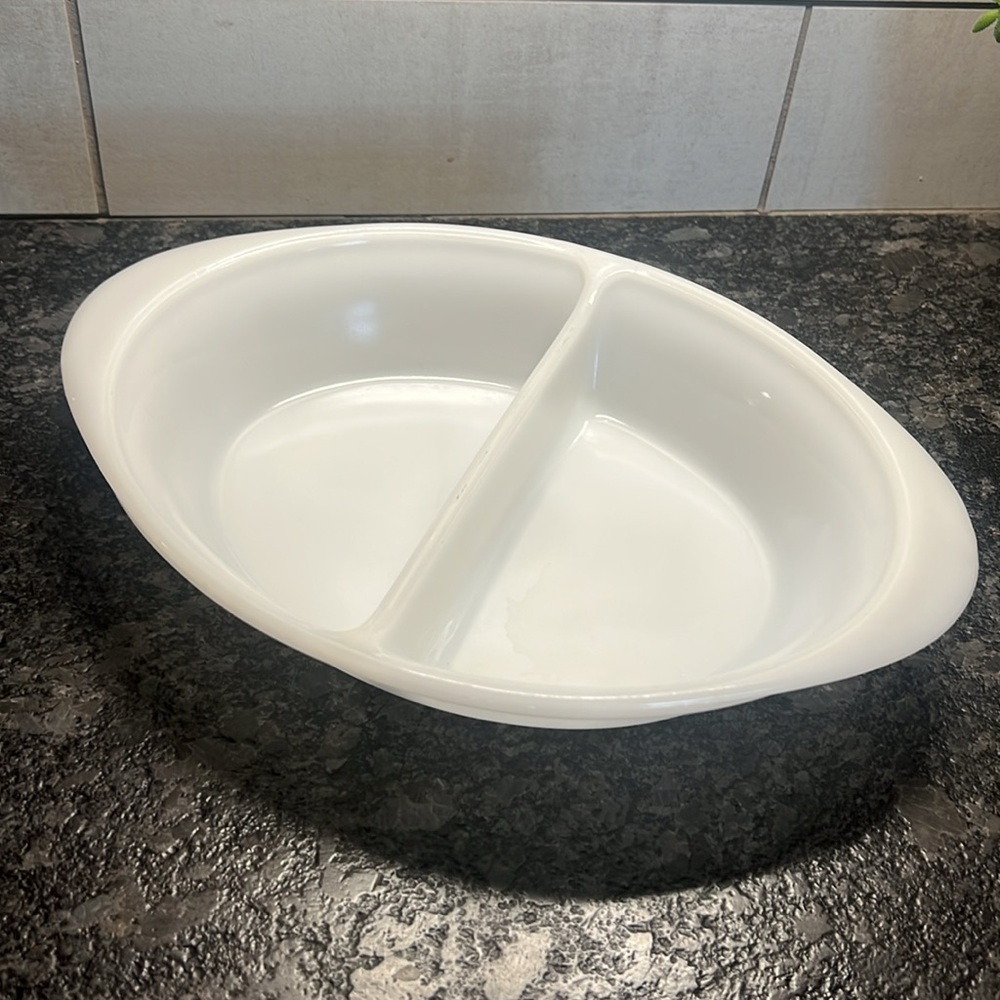 Glassbake 1-1/2 qt divided serving bowl in like new condition. 13x9. Solid w…